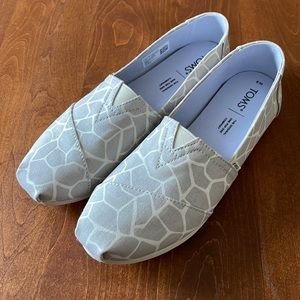 Tom’s size 8 women’s grey savanna print giraffe — basically new READ DESCRIPTION